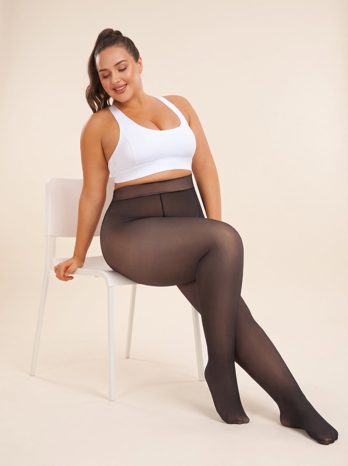 Femme grande taille assise en collant polaire chocolat
