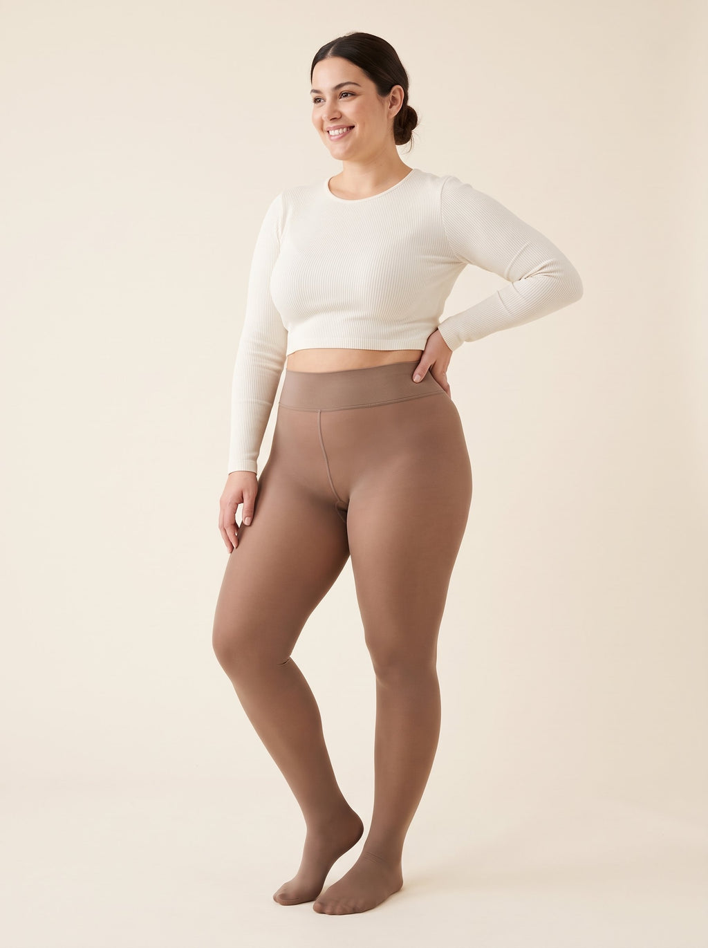 Collant polaire effet transparent café porté par une femme grande taille, vue de face