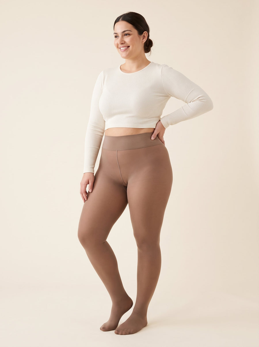 Collant polaire effet transparent café porté par une femme grande taille, vue de face
