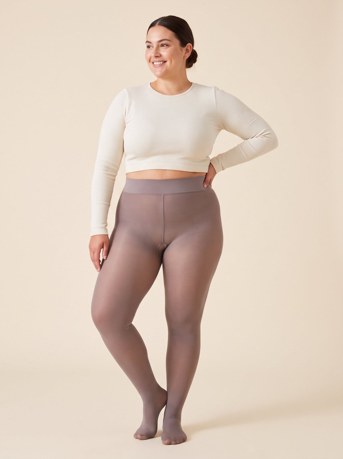 Collant polaire effet transparent gris porté par une femme grande taille, vue de face