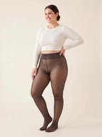 Collant polaire effet transparent noir porté par une femme grande taille, vue de face
