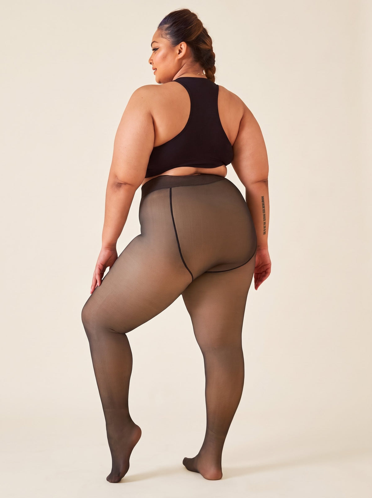 Collant polaire noir effet voile porté de dos par une femme grande taille