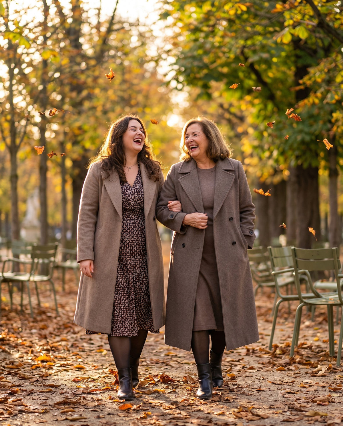 Une mère et sa fille en robe et collant polaire se promenant au jardin du Luxembourg en automne